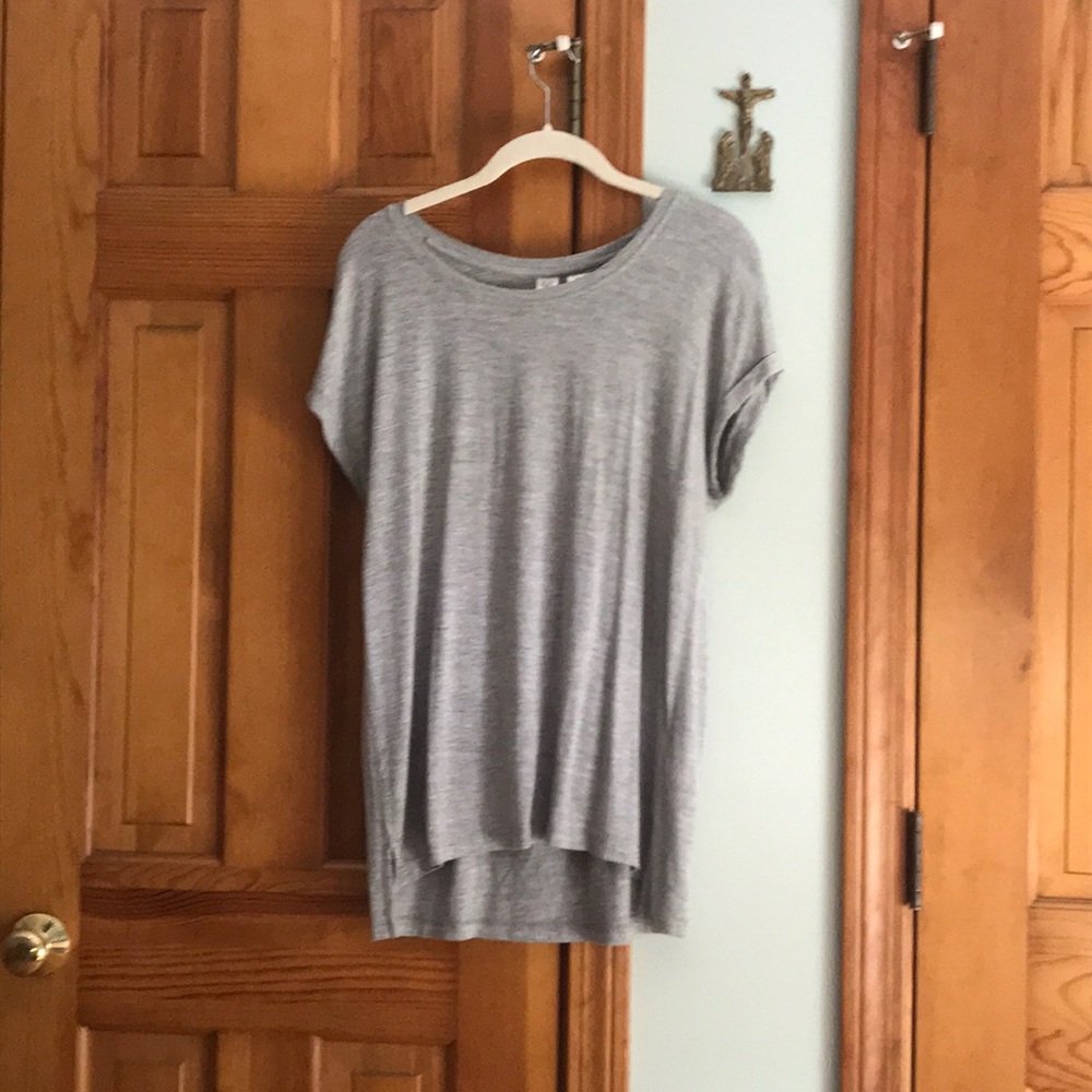 Gray t shirt.